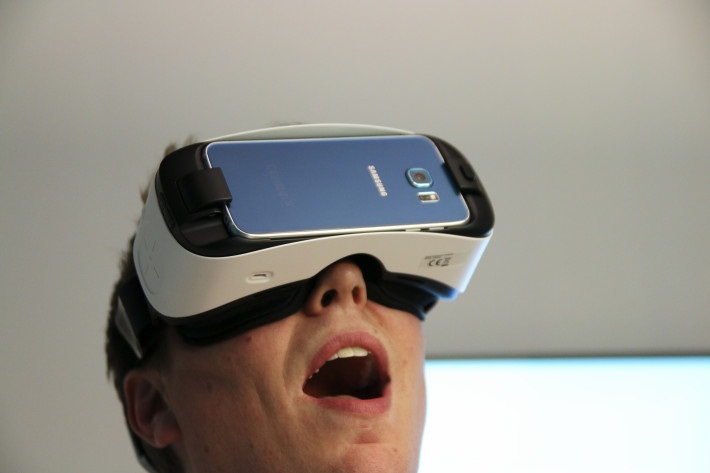 سامسونج تطلق إصدارجديد من نظارة الواقع الافتراضى Gear VR