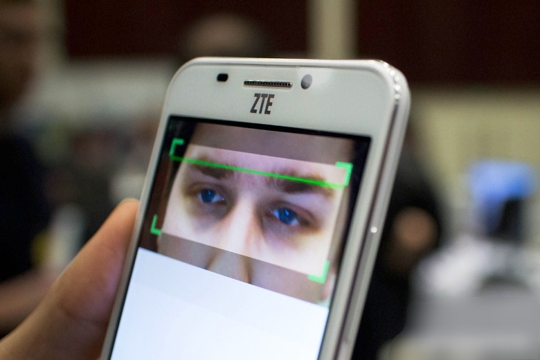 ZTE تكشف عن هاتف Grand S3 الذى يفتح ببصمة العين
