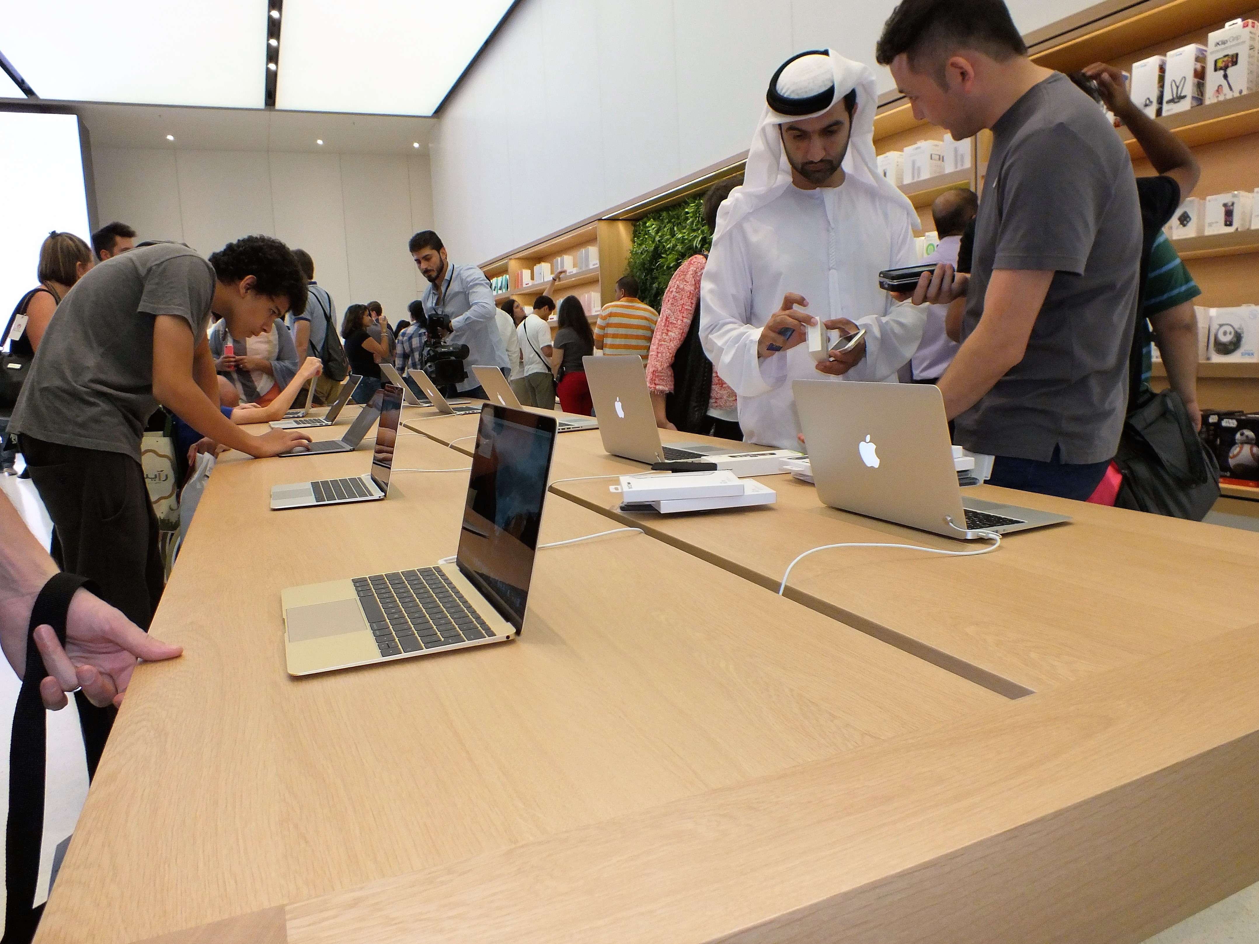افتتاح متجر ابل في الإمارات