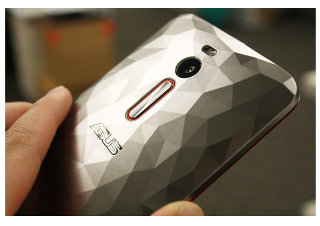 مواصفات مميزة تأتي مع هاتف ASUS ZenFone 2 Deluxe SE