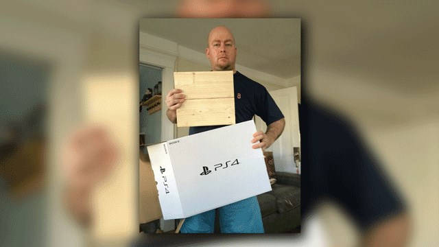 إشترى PS4 كهدية لإبنه بمناسبة الكريسمس ليجدوا خشبة بدلا من الجهاز