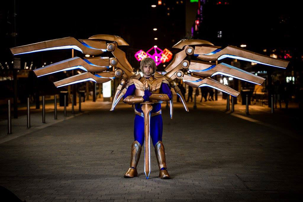 بالفيديو تجسيد أجنحة Aether Wing Kayle من لعبة League of Legends في الواقع