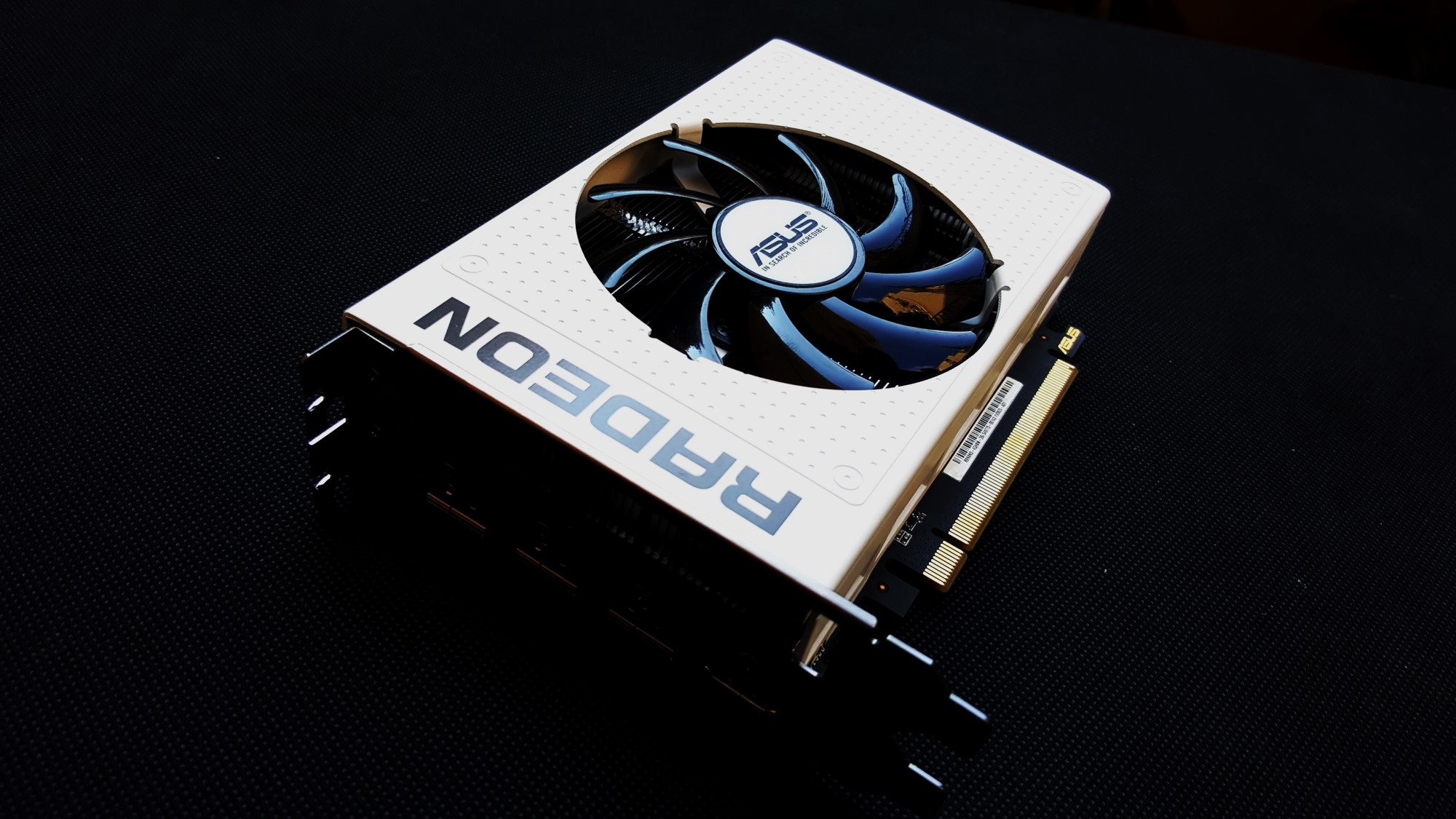 مراجعه البطاقه الاصغر والاقوي ASUS AMD RADEON R9 Nano White Edition