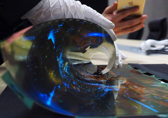 شاهد بنفسك شاشة OLED القابلة للطي من LG