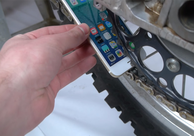 شاهد ماذا سيحدث لهاتف iPhone 6s عند مواجهته لدراجة KX450؟