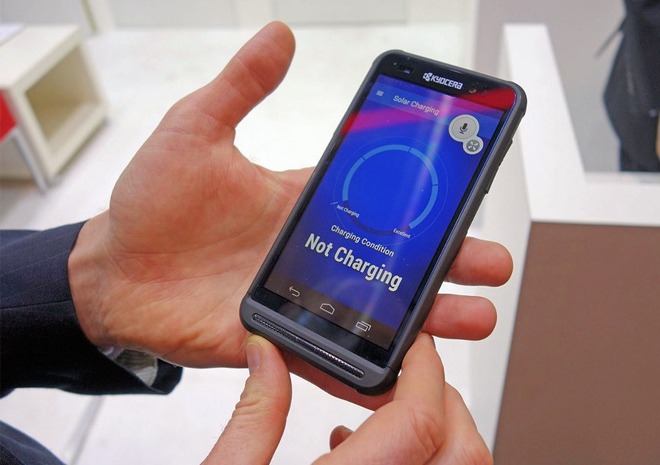 Kyocera تقدم هاتف ذكي يشحن نفسه من خلال تعرضه لطاقة الشمس!