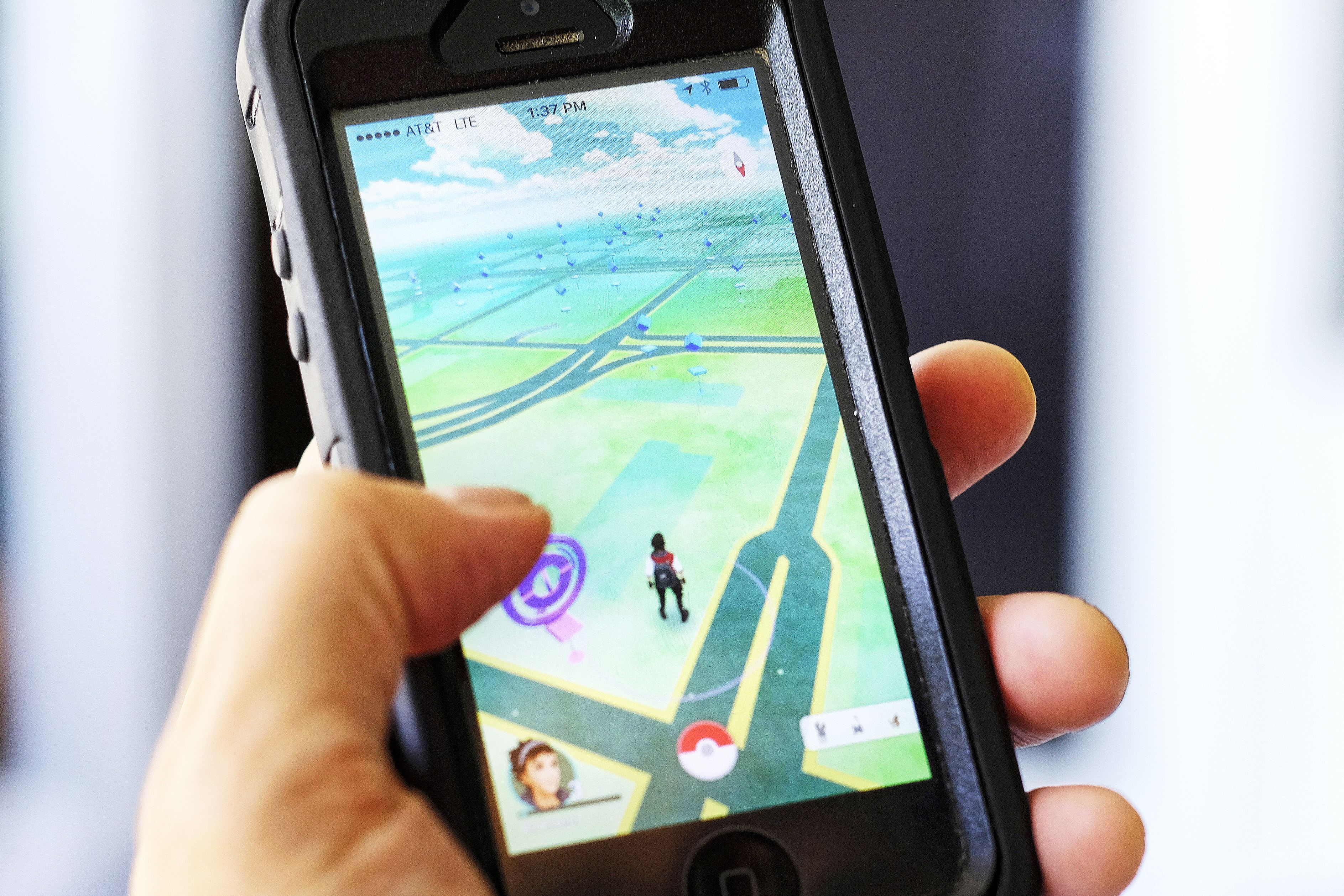 لصوص مُسلحين قاموا بإستغلال لعبة Pokémon Go لسرقة اللاعبين