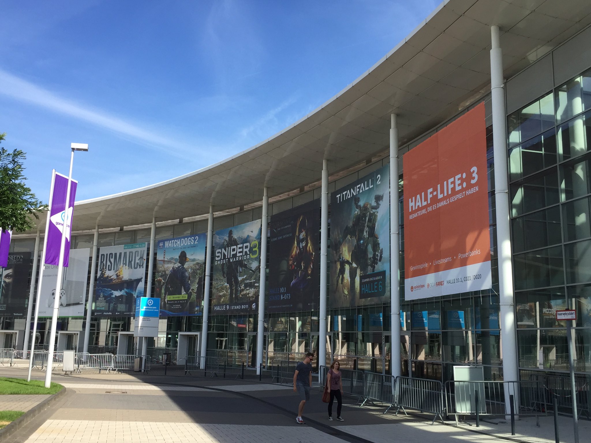شخص قام بخداعنا ووضع بوستر للعبة Half-Life 3 بواجهة معرض Gamescom