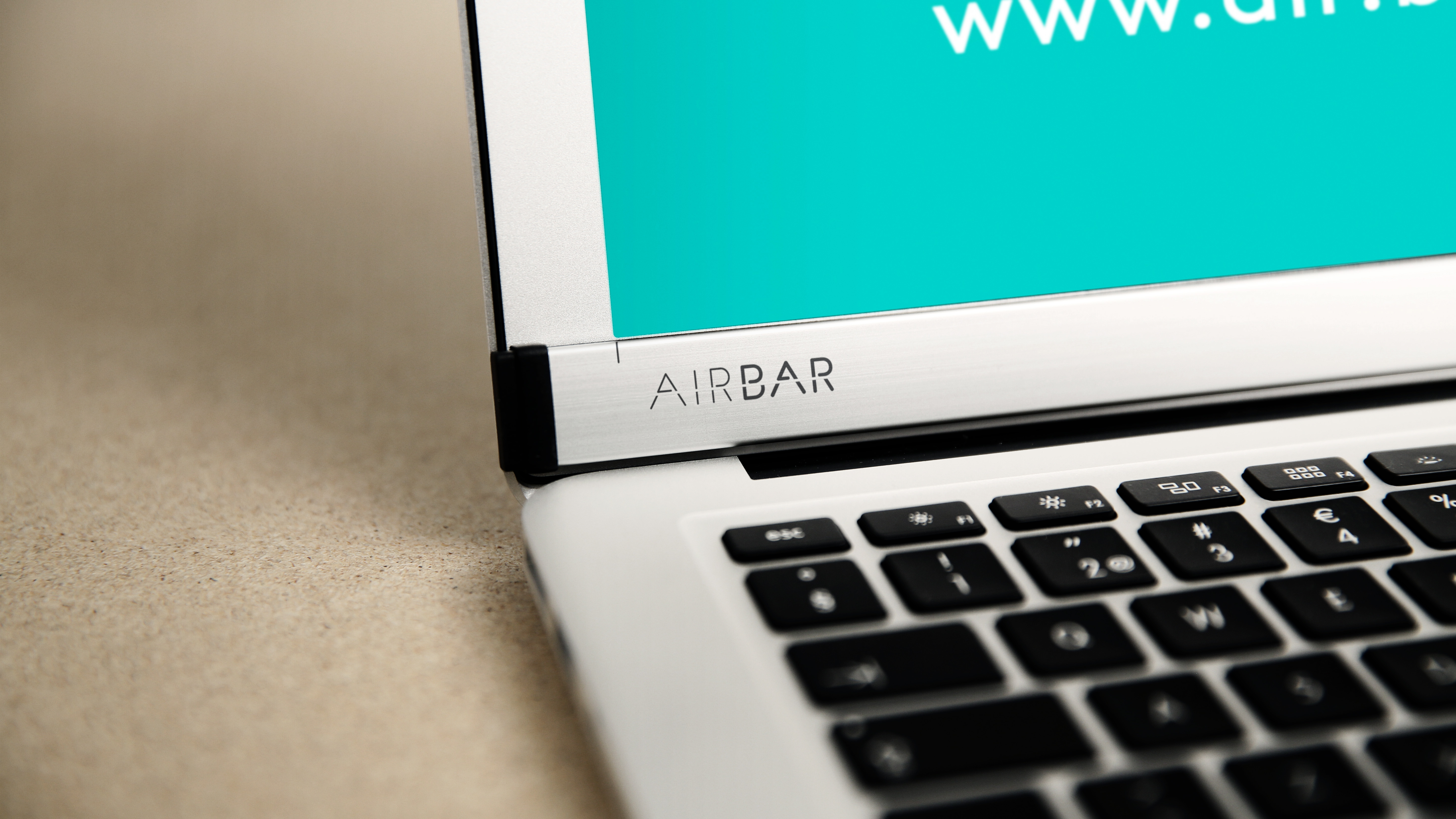 حول شاشتك العادية إلى شاشة تعمل باللمس عن طريق AirBar
