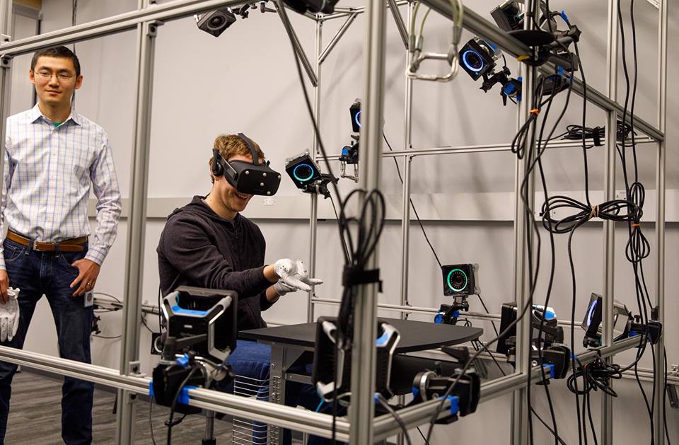 شركتا Facebook و Oculus تعملان على قفازات خاصة للواقع الافتراضي