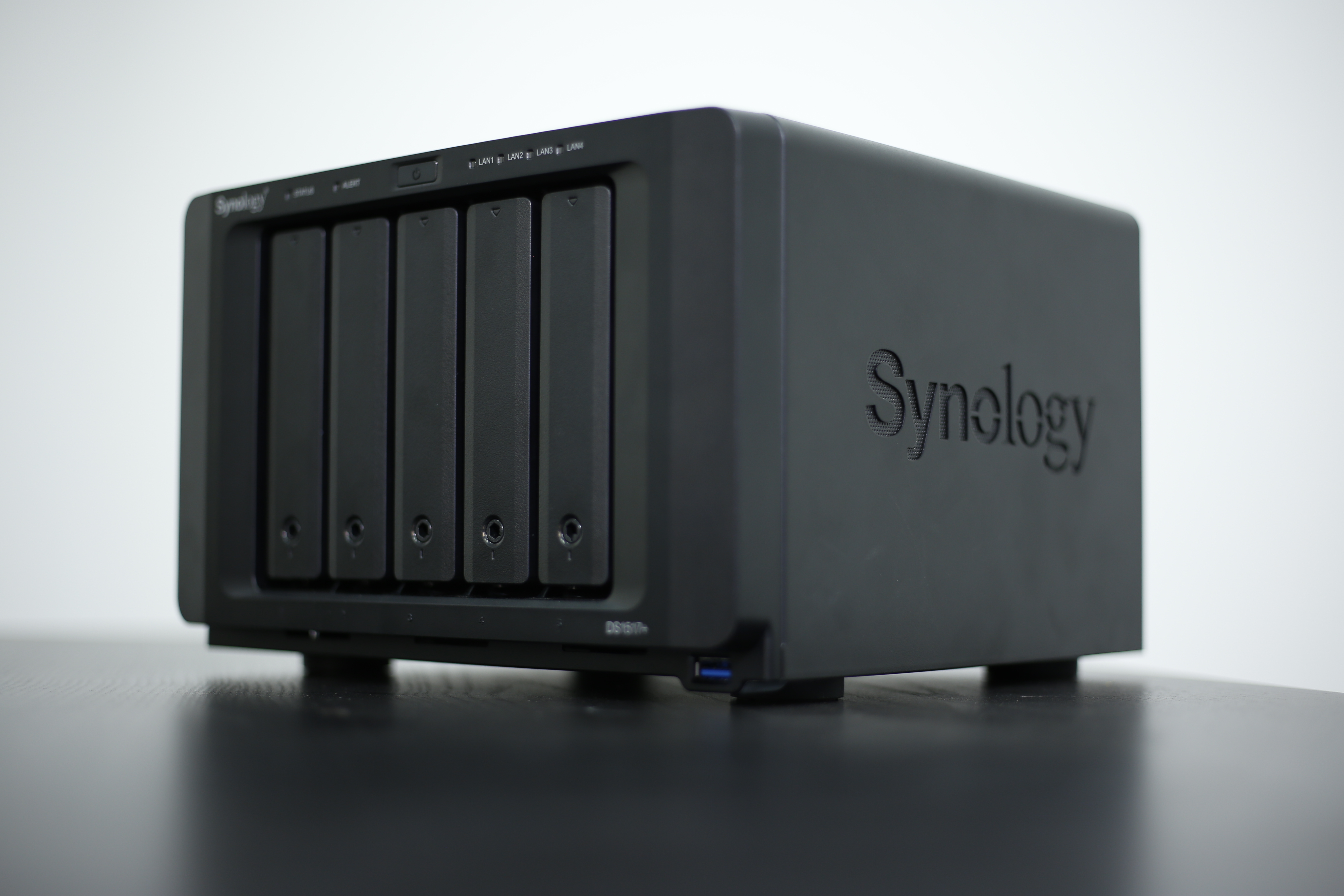 تجربتنا لوحدة التخزين الشبكي الاحدث DS1517+ من شركة Synology