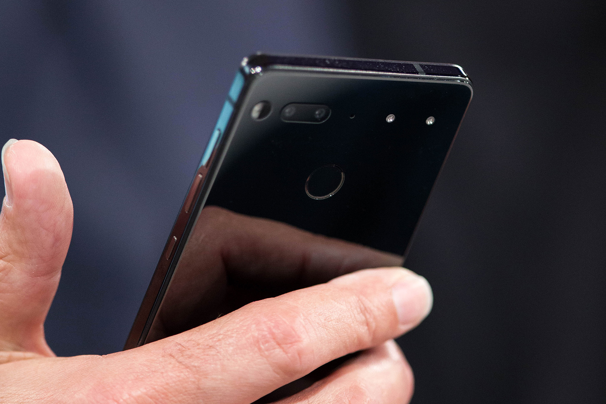 هاتف Essential PH-1 يحصل على تأكيد FCC ومعلومات أكثر