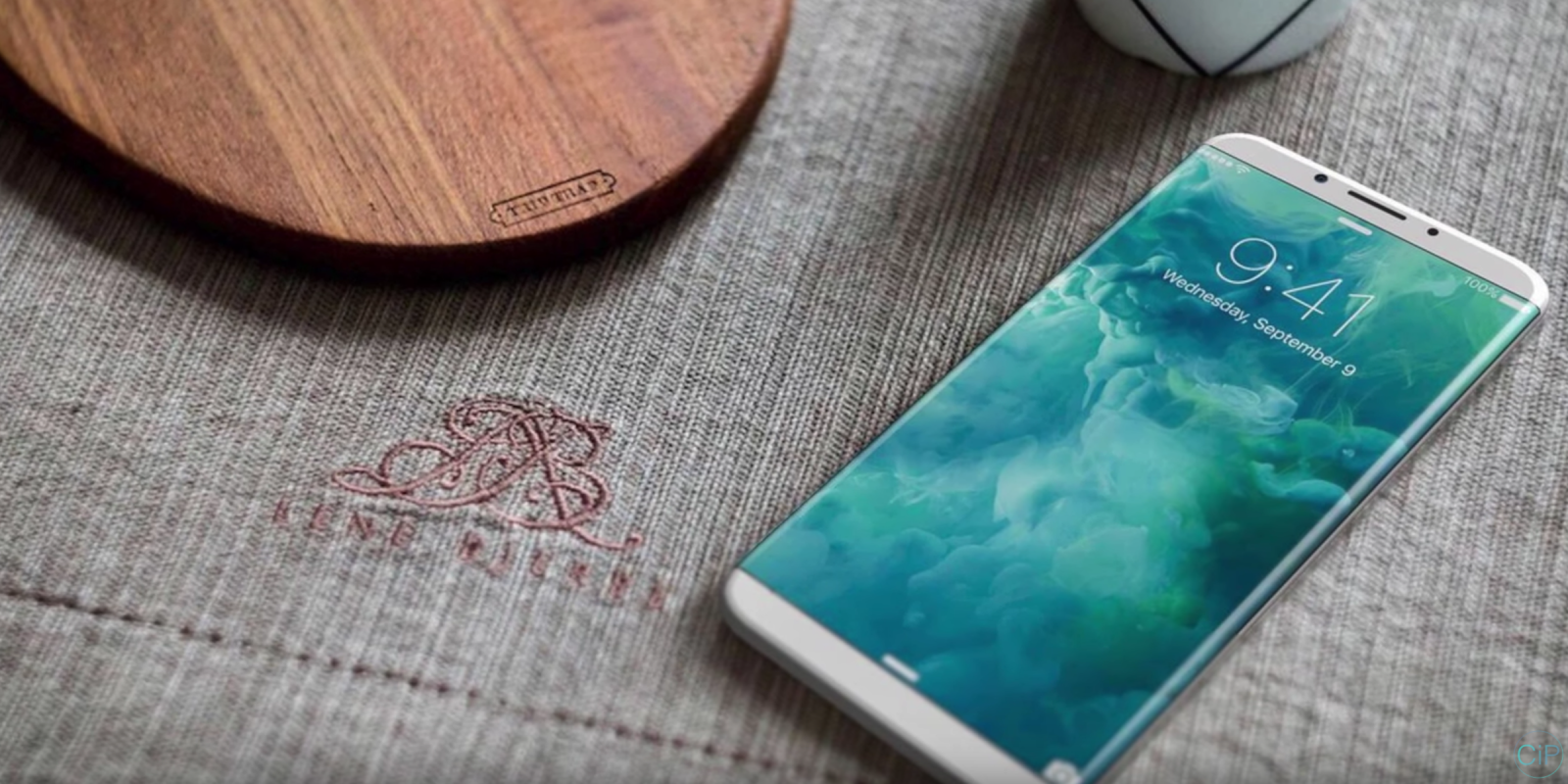 الغلاف المعدني الخاص بـ هاتف iPhone 8 يظهر علي السطح