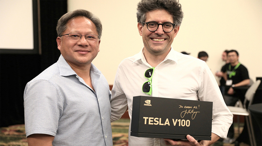 جين-سون هوانغ يوزع بطاقات Tesla V100 لأفضل الباحثين في مجال الذكاء الاصطناعي