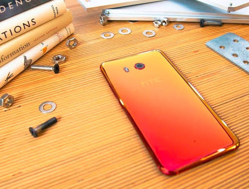 شركة "HTC" تطرح هاتفها الرائد HTC U11 باللون الأحمر في الأسواق