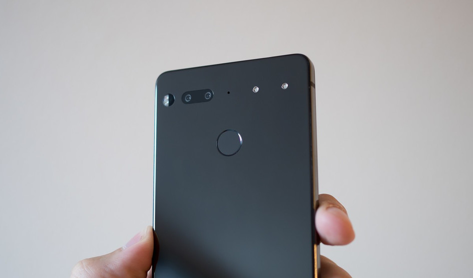 هاتف Essential الجديد يحصل علي تخفيض كبير في سعر البيع يصل إلي الثلث!!