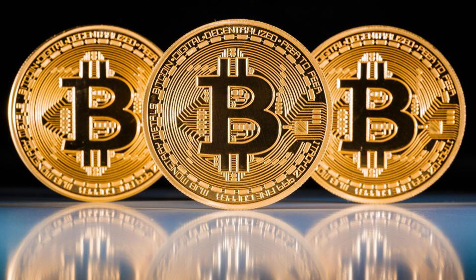 عملة Bitcoin الرقمية تفعلها مرة أخري اليوم وتصعد إلي ما فوق 7000$ دولار !!