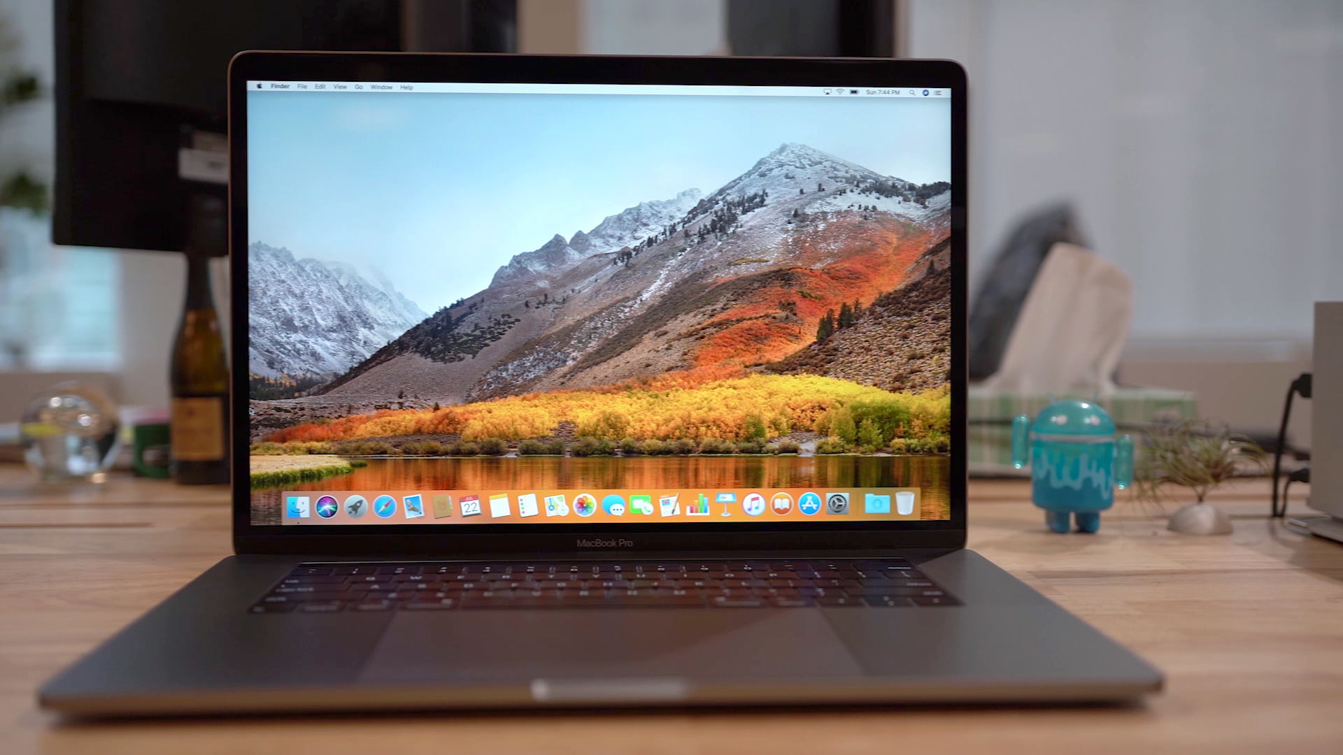 الإعلان عن Apple MacBook Air 2018 بثلاثة ميكروفونات وخاصية Touch ID بسعر مُفاجئ