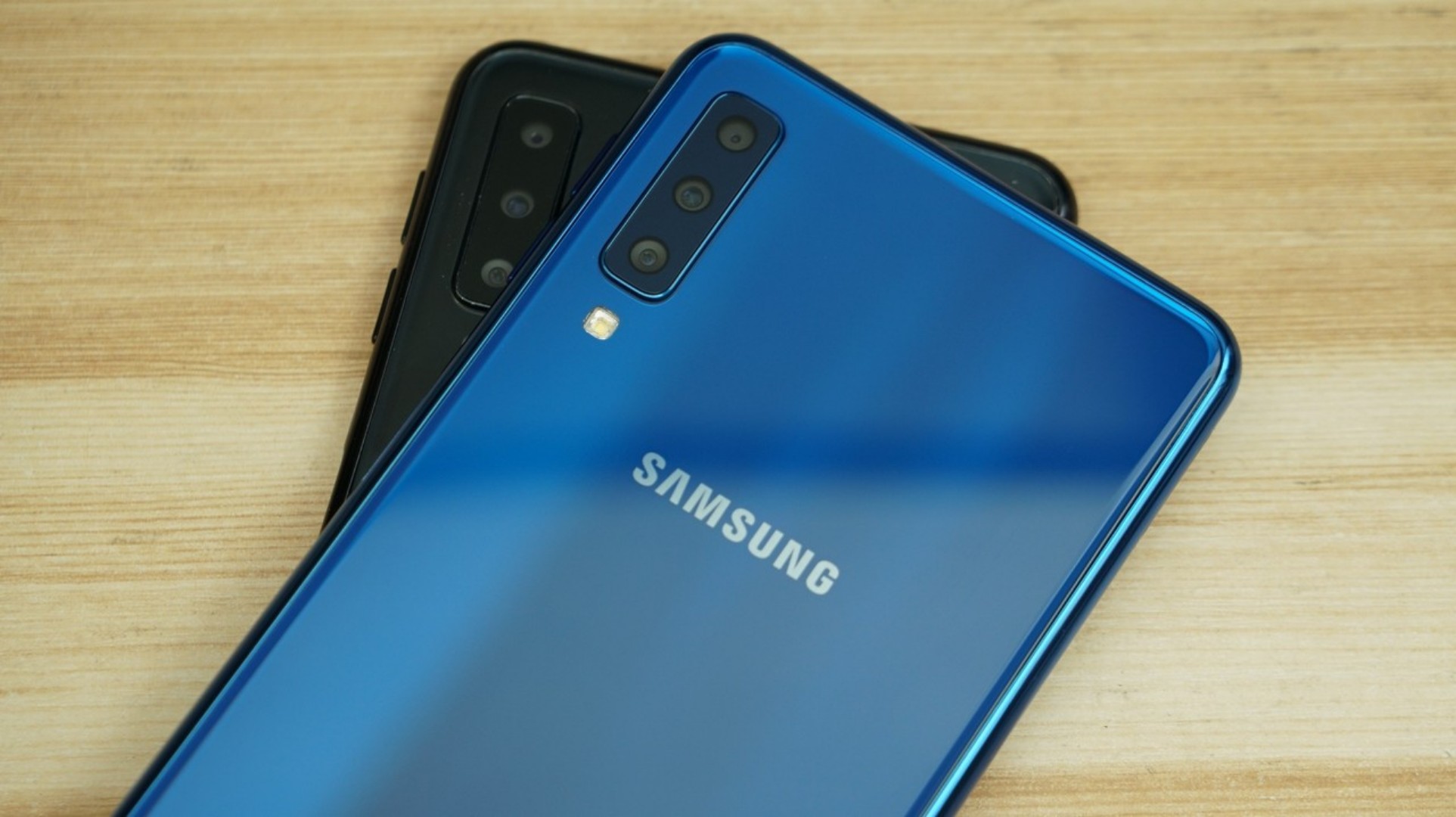 هل يكون Galaxy A7 2018 بوابة سامسونج للعودة للفئة المتوسطة ؟