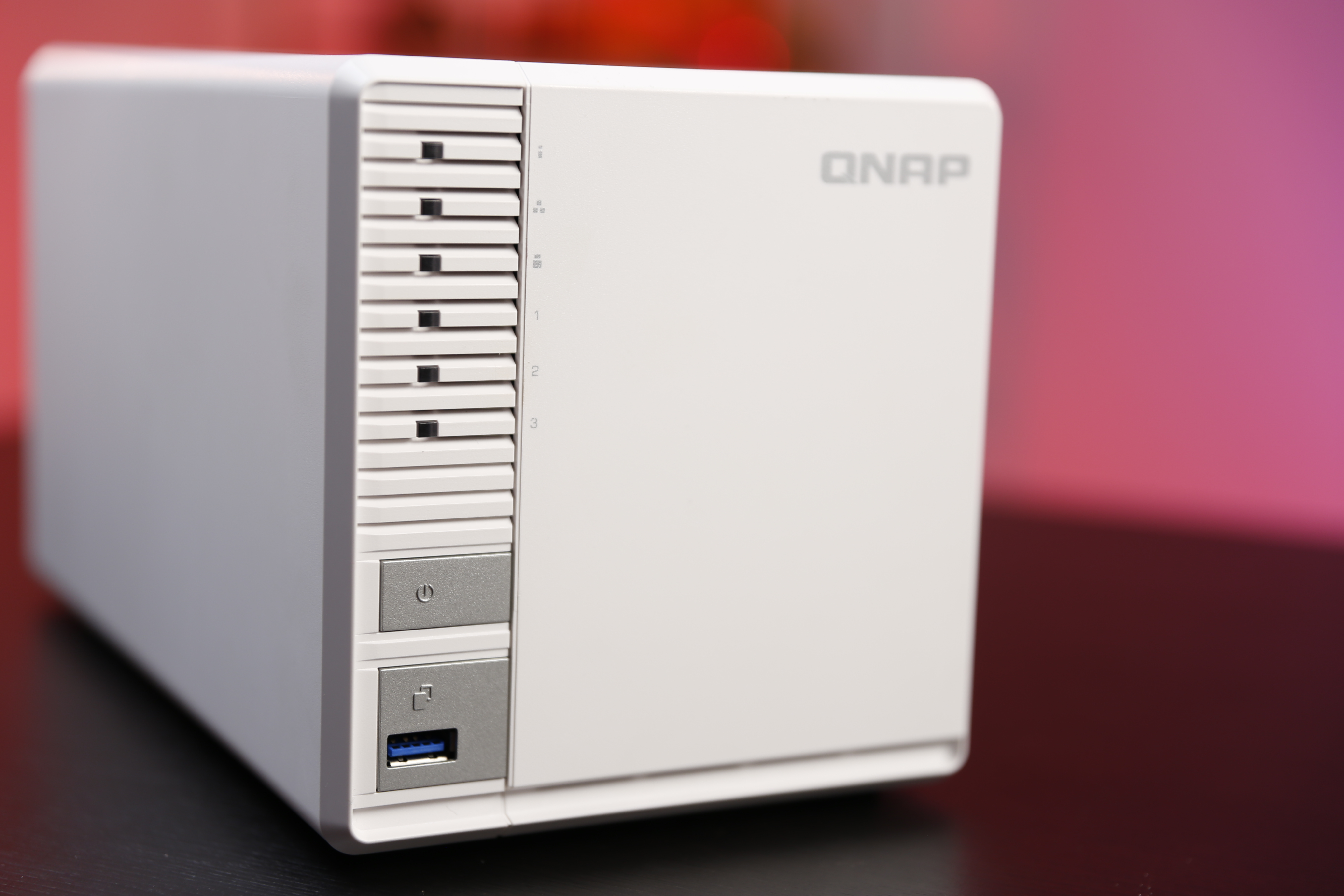 السعر مقابل الأداء عنوان وحدة QNAP TS-328 باللون الأبيض