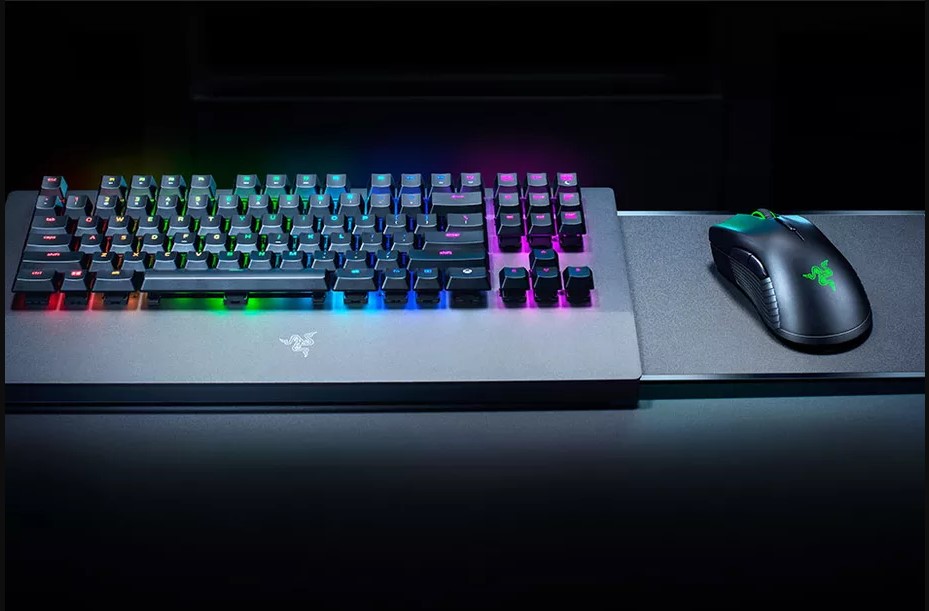 شركة Razer تُشوق اللاعبين بصورة من أول فأرة ولوحة مفاتيح لجهاز XboxOne