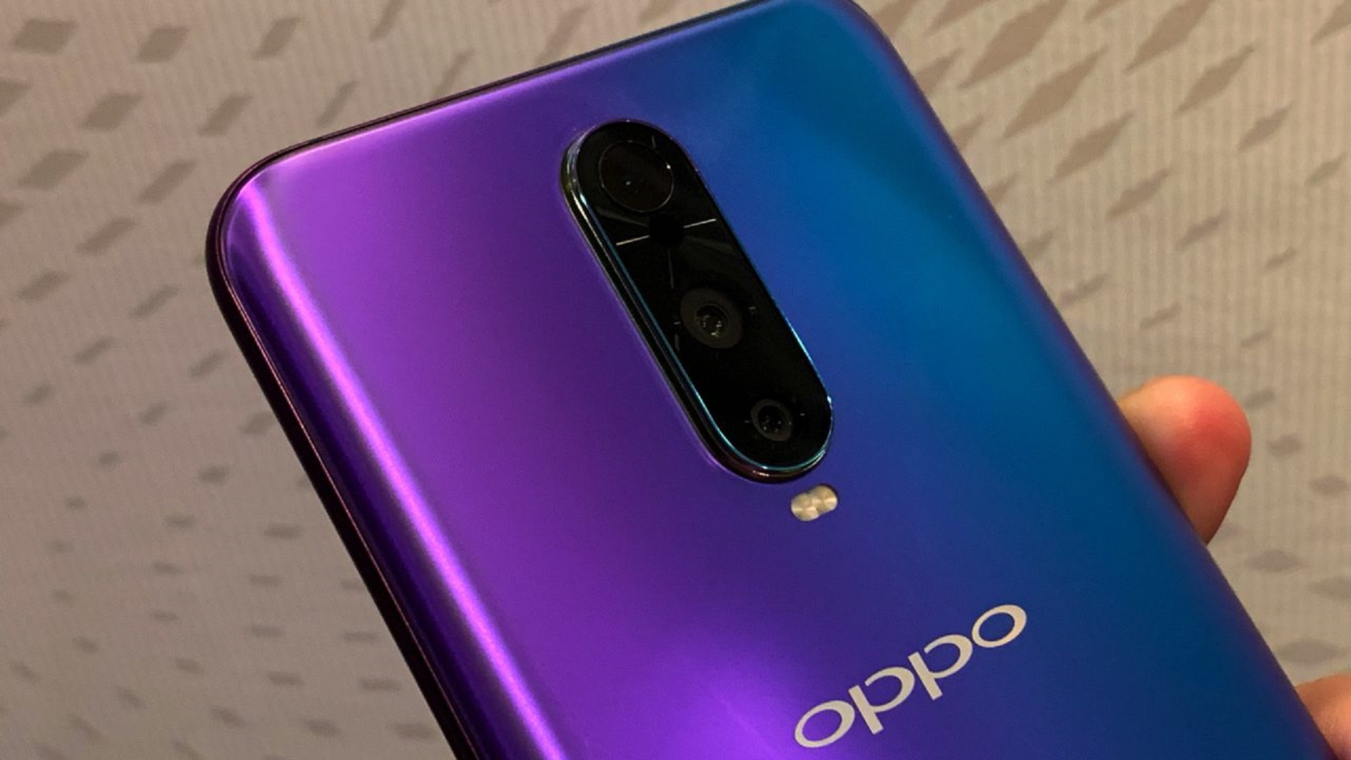 أوبو تعمل على كاميرا بتقريب 10x Optical Zoom للهواتف الذكية