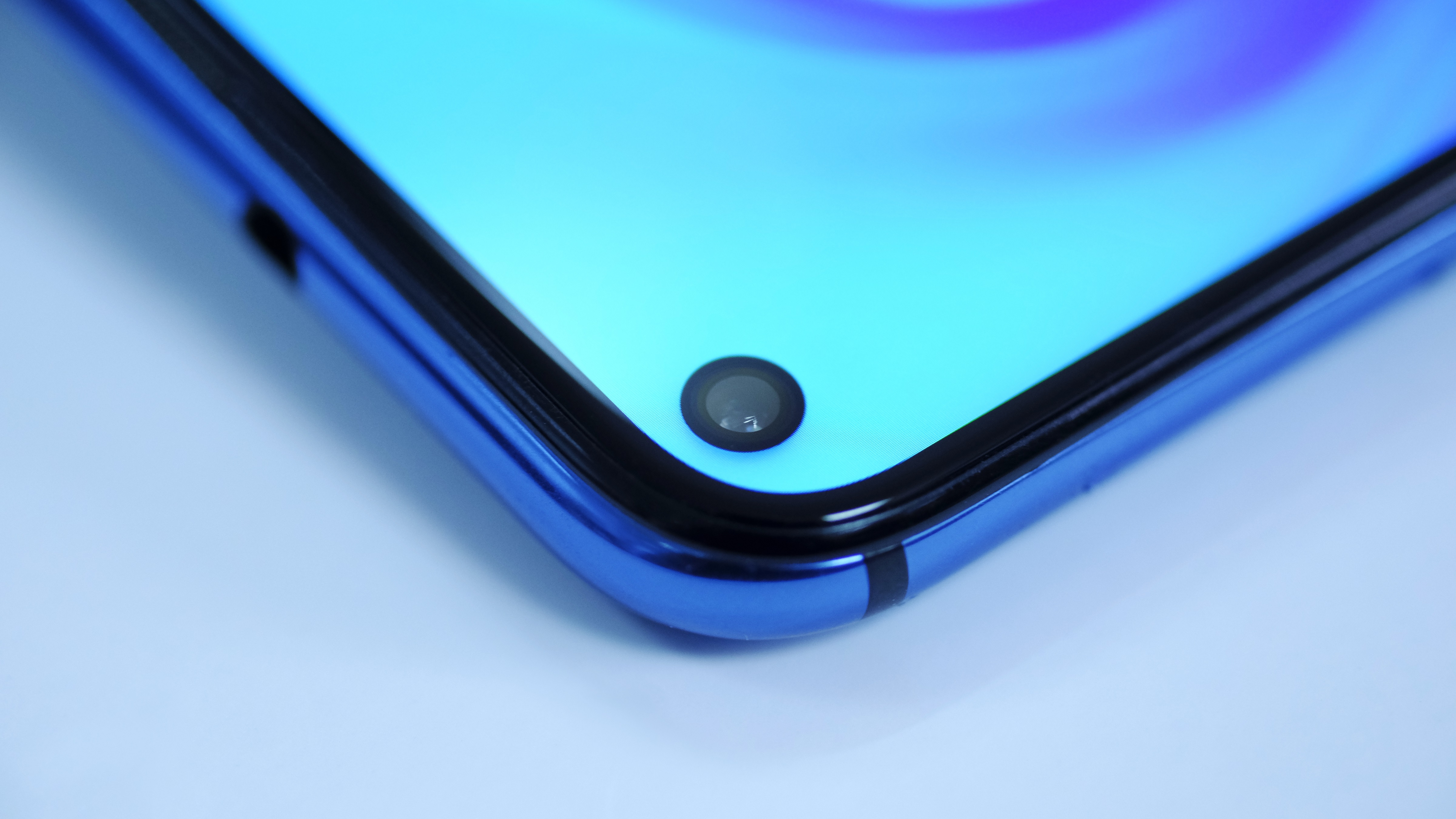 كل ما تريد معرفته عن هاتف HUAWEI nova 4 بشاشته ذات الثقب