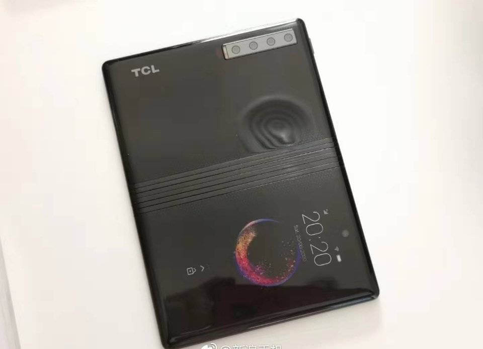 و TCL تنضم لمُصنعي الهواتف القابلة للطي مع هاتف DragonHinge