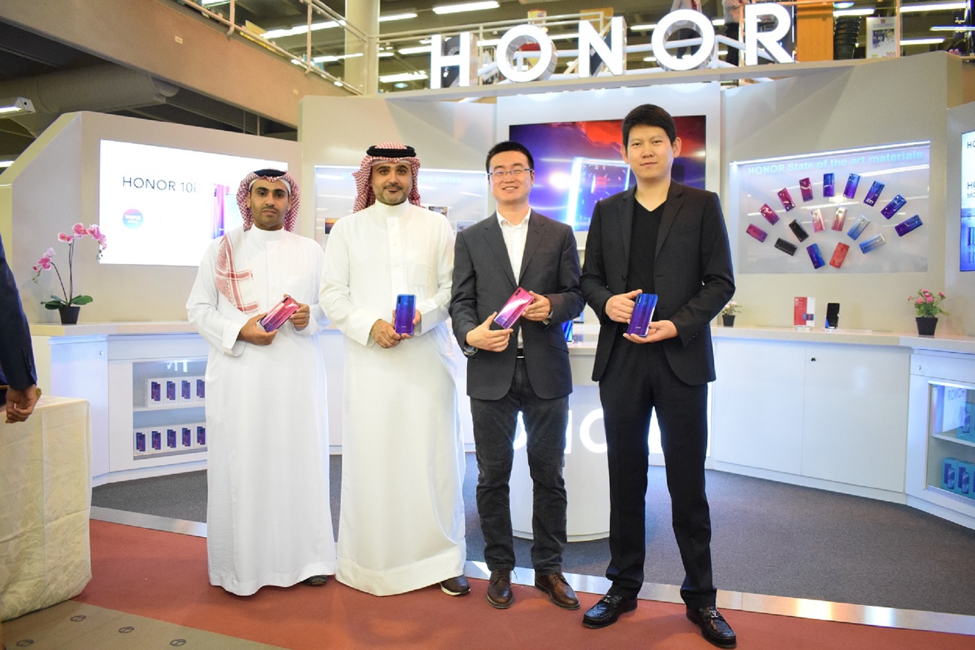 شركة HONOR تفتتح أول متجر لها في المملكة ضمن مكتبة جرير