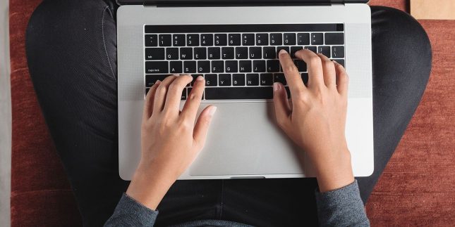 أبل تغيّر سياستها بخصوص إصلاح لوحات مفاتيح أجهزة MacBook
