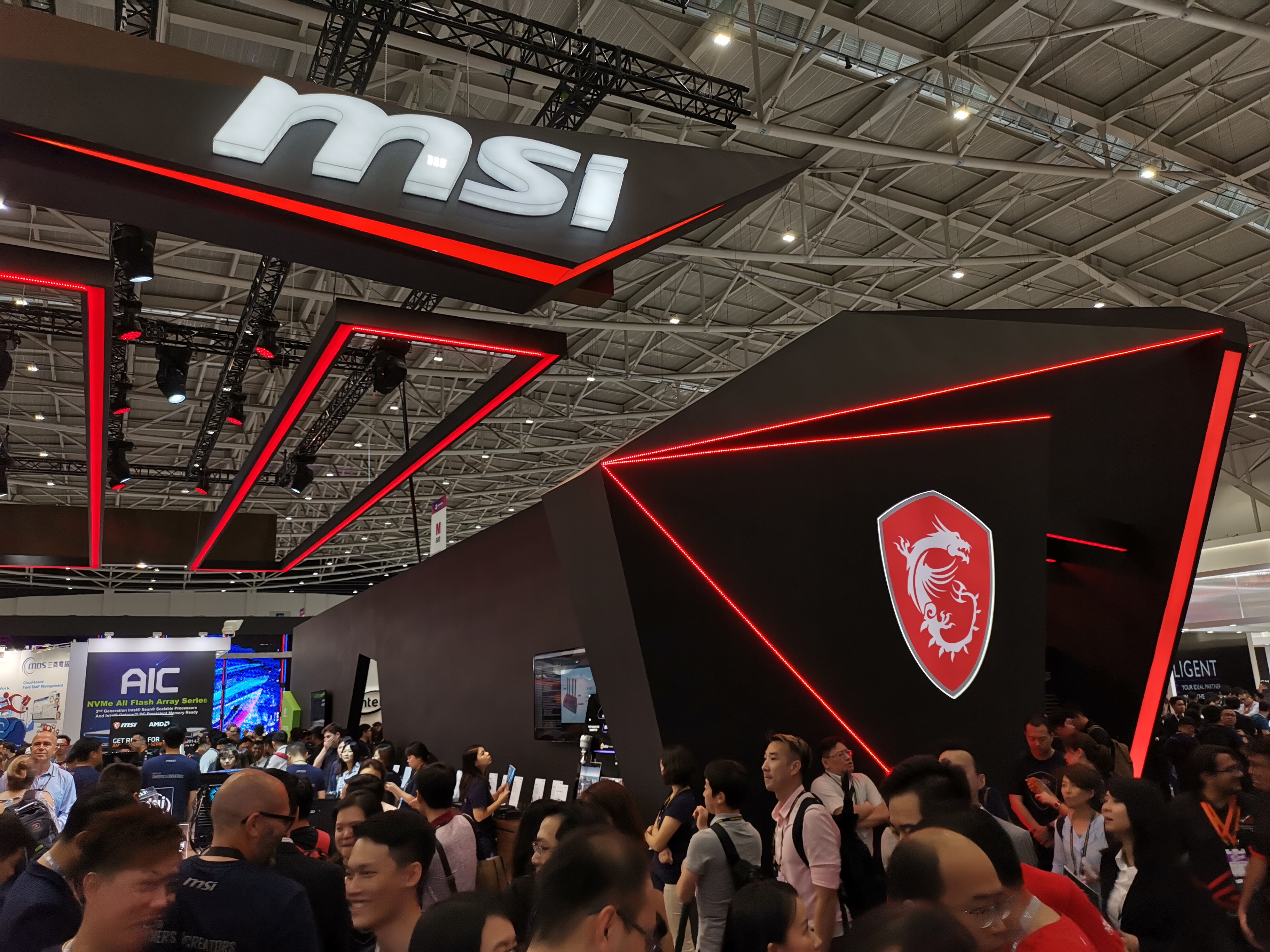 معرض Computex19: جناح التنين الأحمر MSI يستعرض أحدث الشاشات والكيسات والبطاقات معرض Computex19: جناح التنين الأحمر MSI يستعرض أحدث الشاشات والكيسات والبطاقات