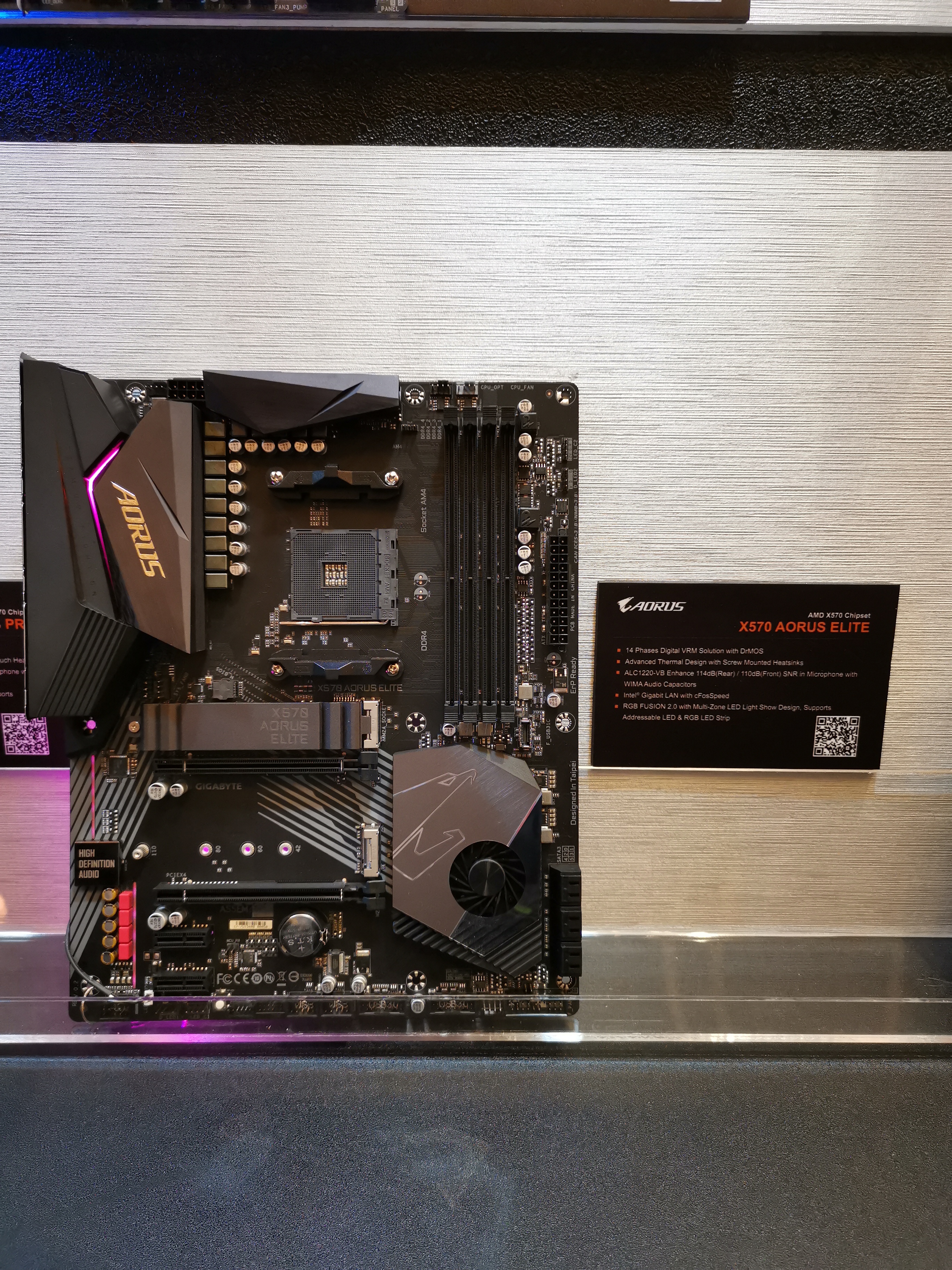 معرض Computex19: عدسة عرب هاردوير تلتقط أول صورة للوحة جيجابايت بشريحة إنتل X499!!