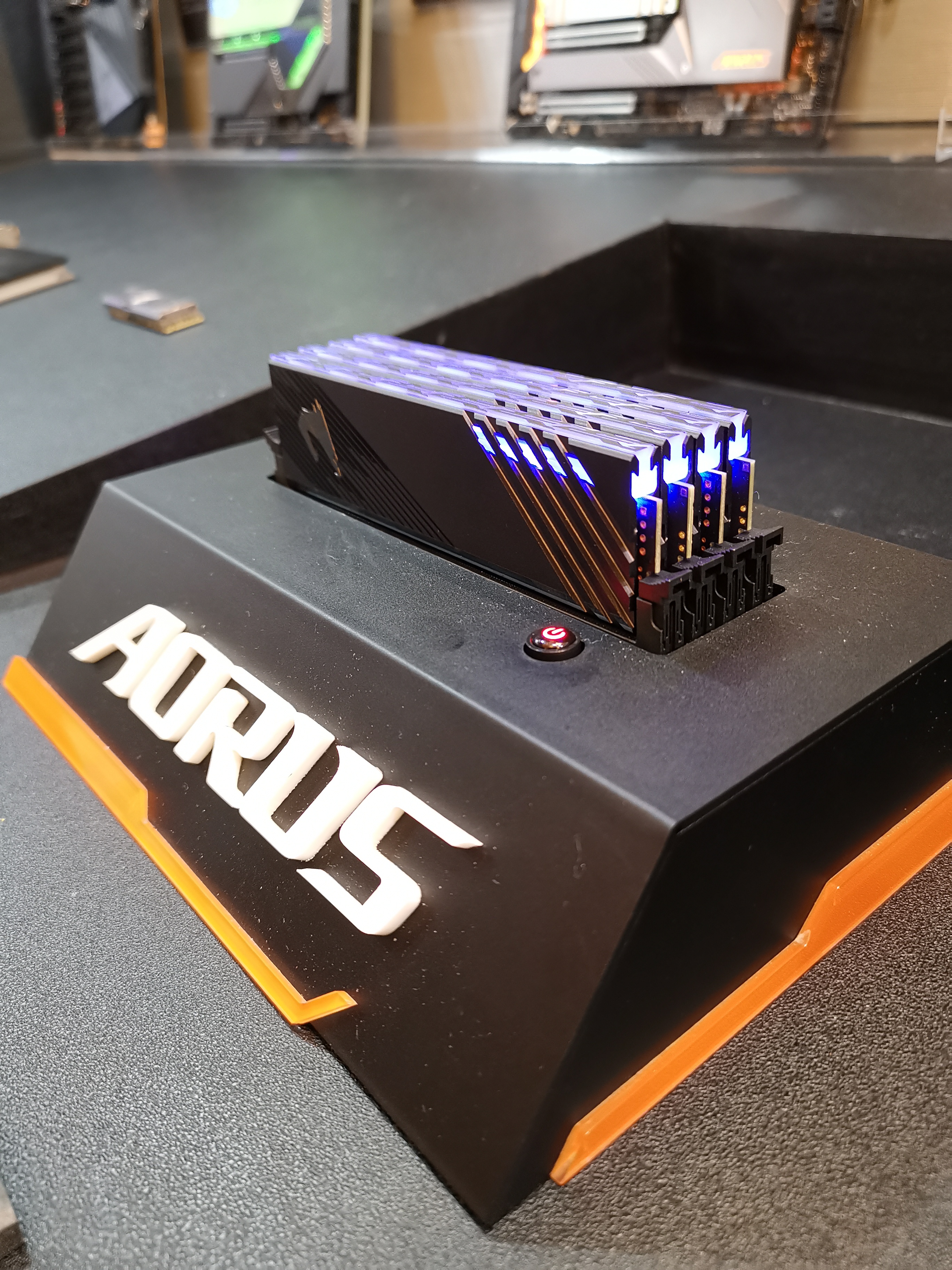 معرض Computex19: عدسة عرب هاردوير تلتقط أول صورة للوحة جيجابايت بشريحة إنتل X499!! معرض Computex19: عدسة عرب هاردوير تلتقط أول صورة للوحة جيجابايت بشريحة إنتل X499!!