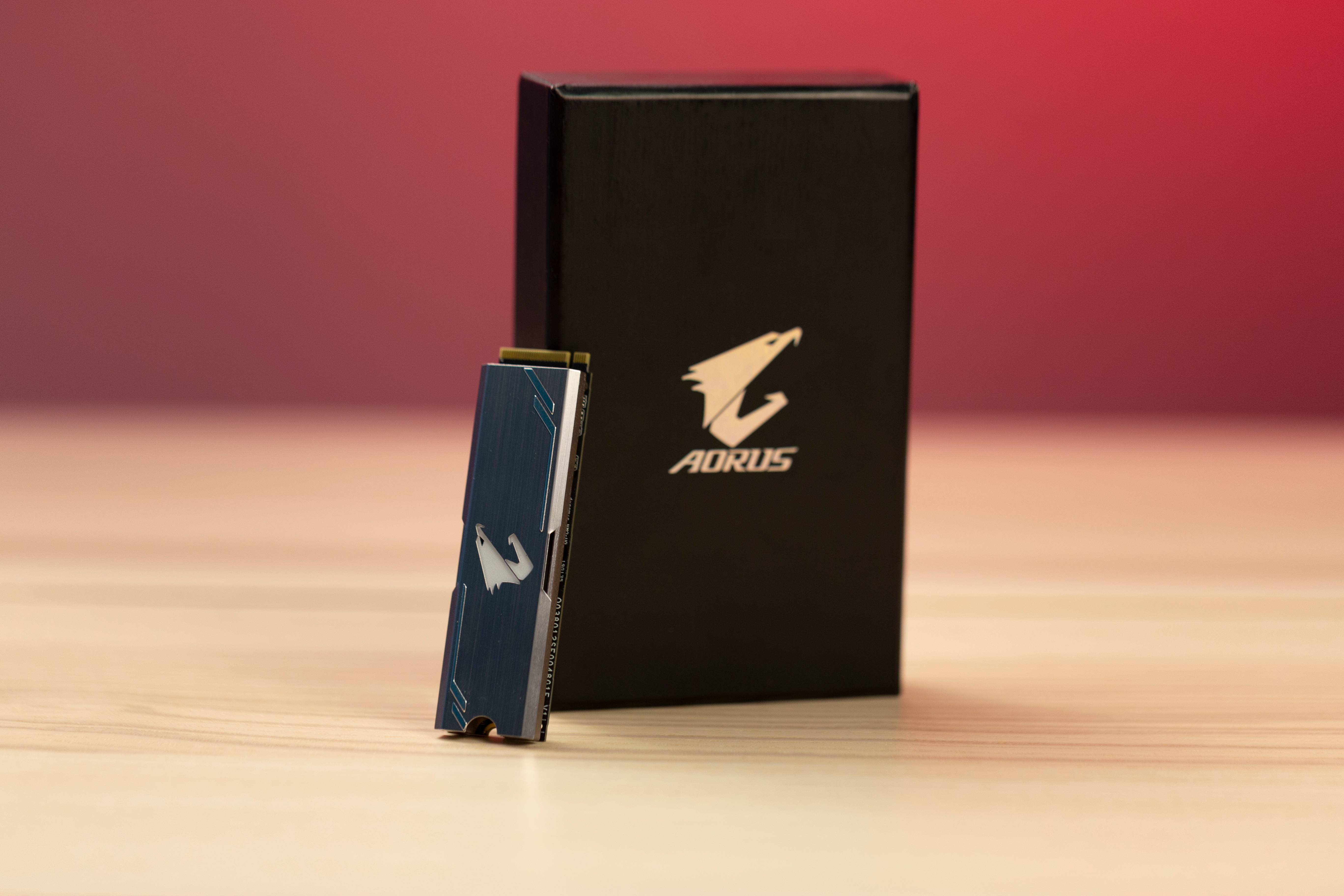 مُراجعة وحدة التخزين AORUS M.2 NVMe SSD 256GB | مطرقة الـ RGB تضرب الجميع!