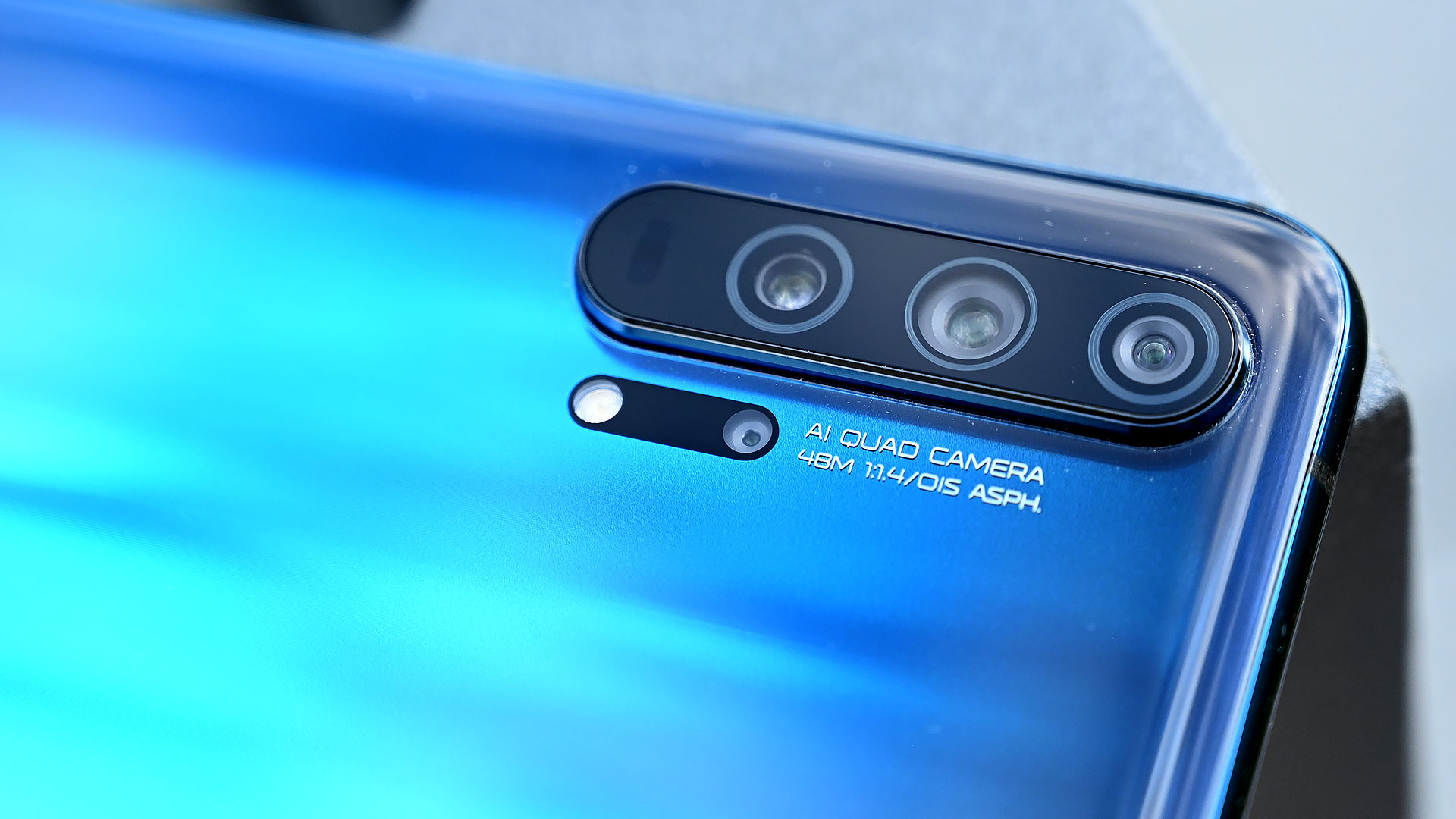لون حياتك بإيجابية وتفاؤل وسعادة مع هاتف HONOR 20 PRO الجديد