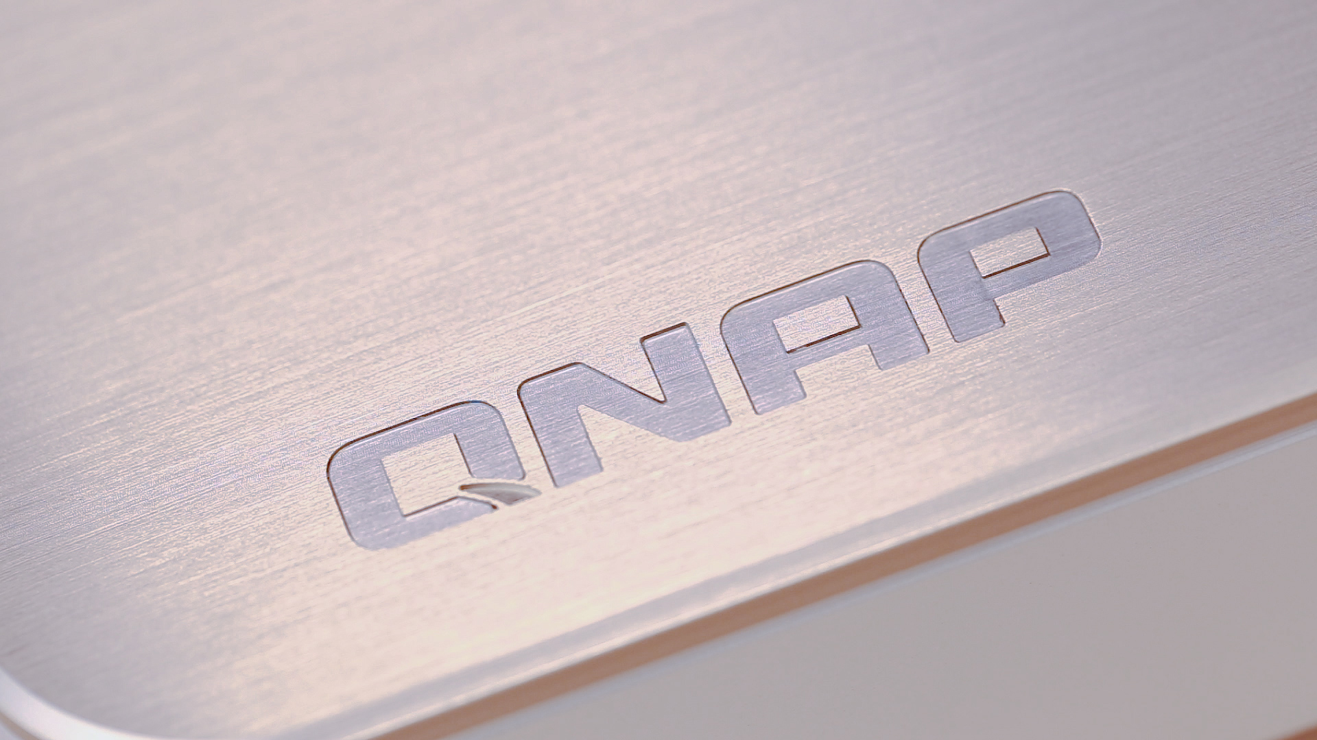 تجربتنا للوحدة الصامتة الجديدة HS-453DX من سلسلة Silent NAS من QNAP