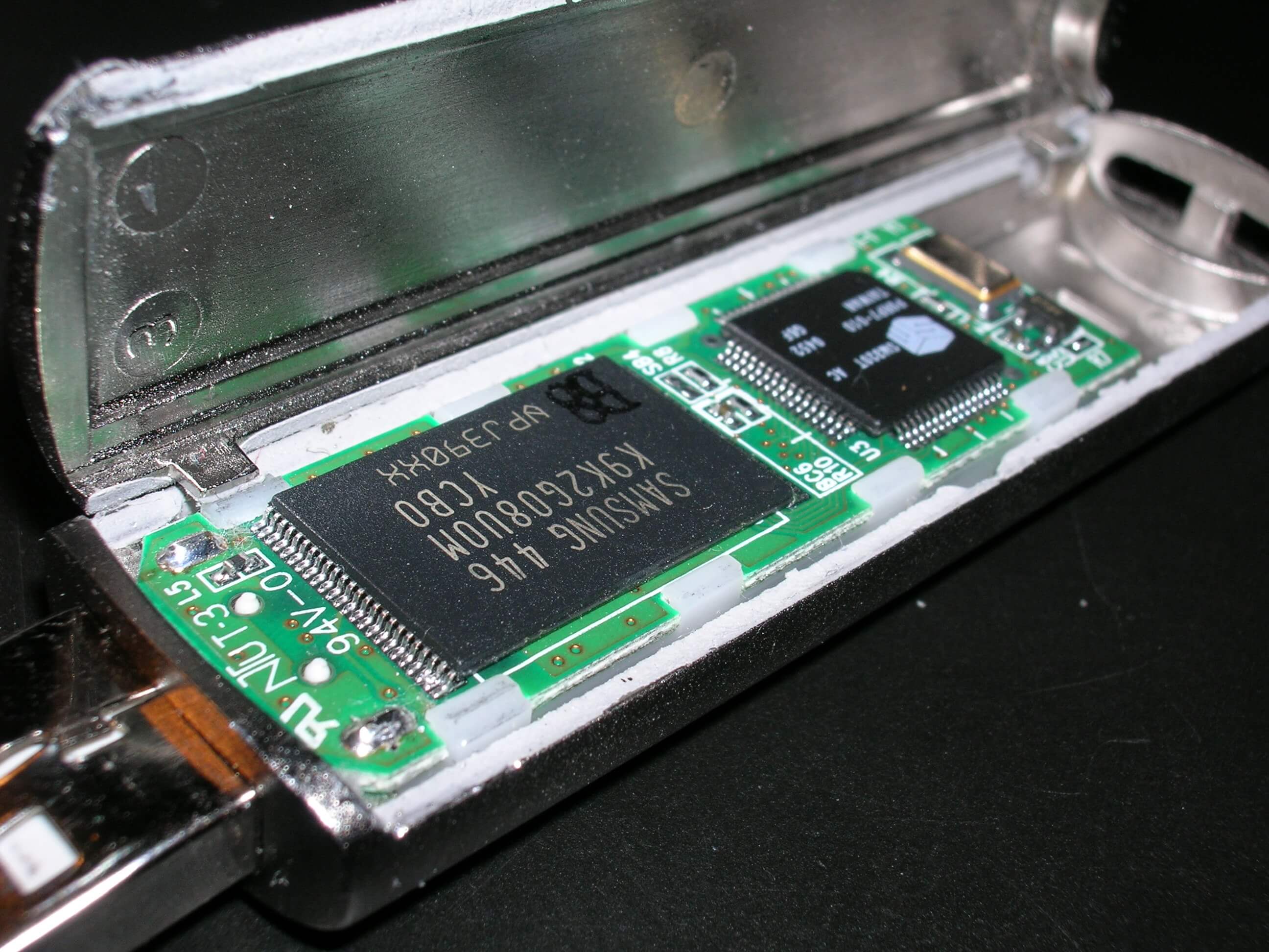 أسباب تجعلك تشتري وحدة SSD عوضاً عن USB Flash Stick! Flash SSD Memory
