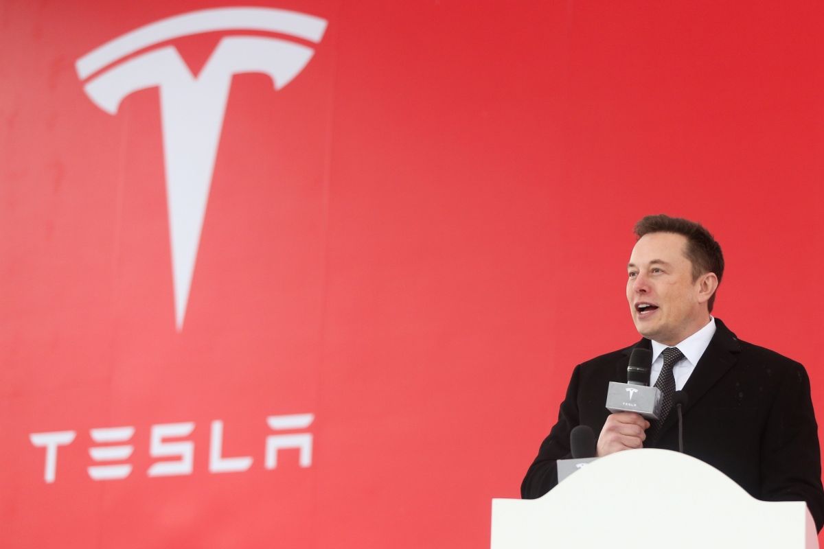 بسبب تغريدة إيلون ماسك: شركة Tesla تخسر 14 مليار من قيمتها السوقية