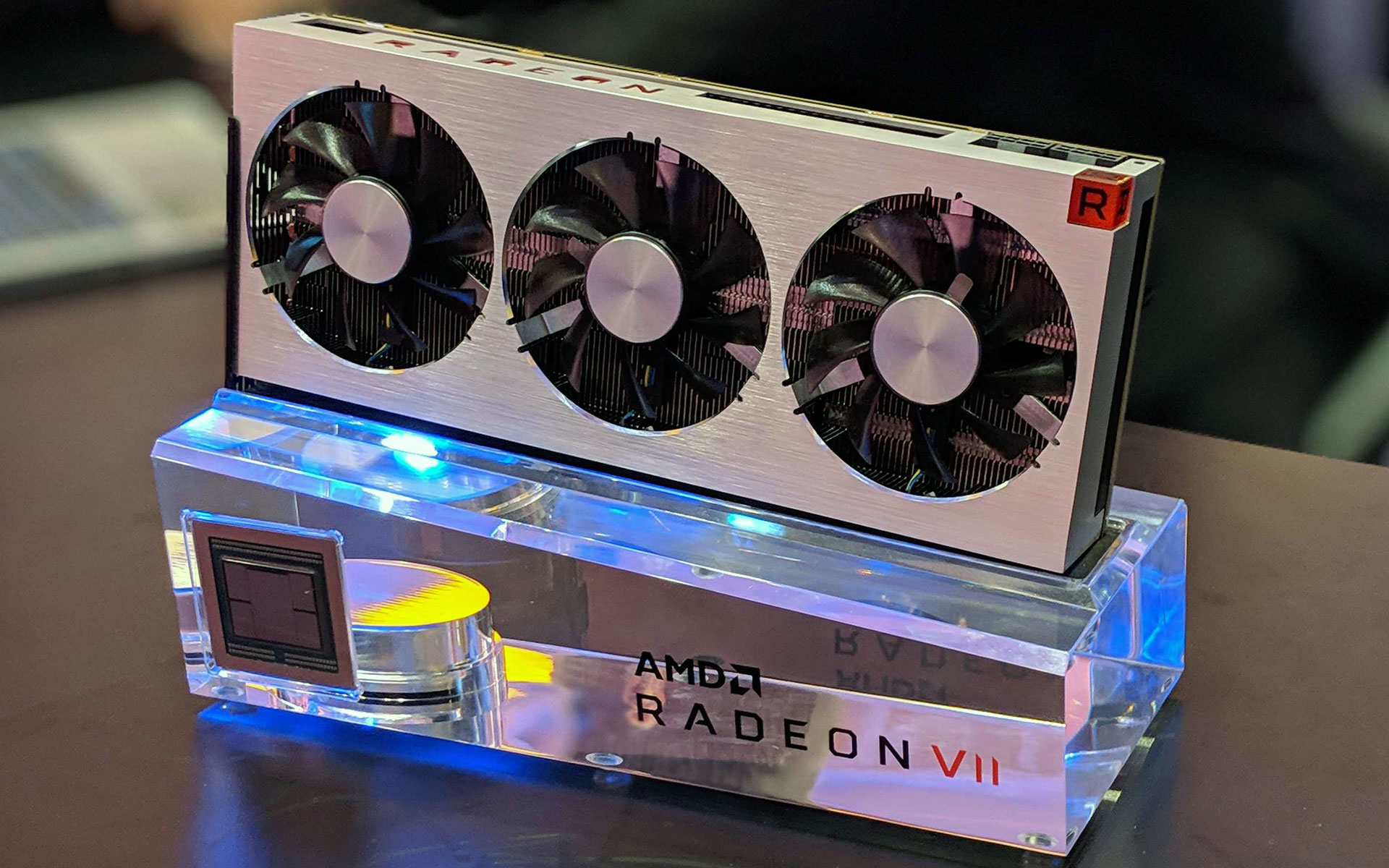 معلومات: AMD توقف إنتاج بطاقة Radeon VII بسبب RX 5700 XT