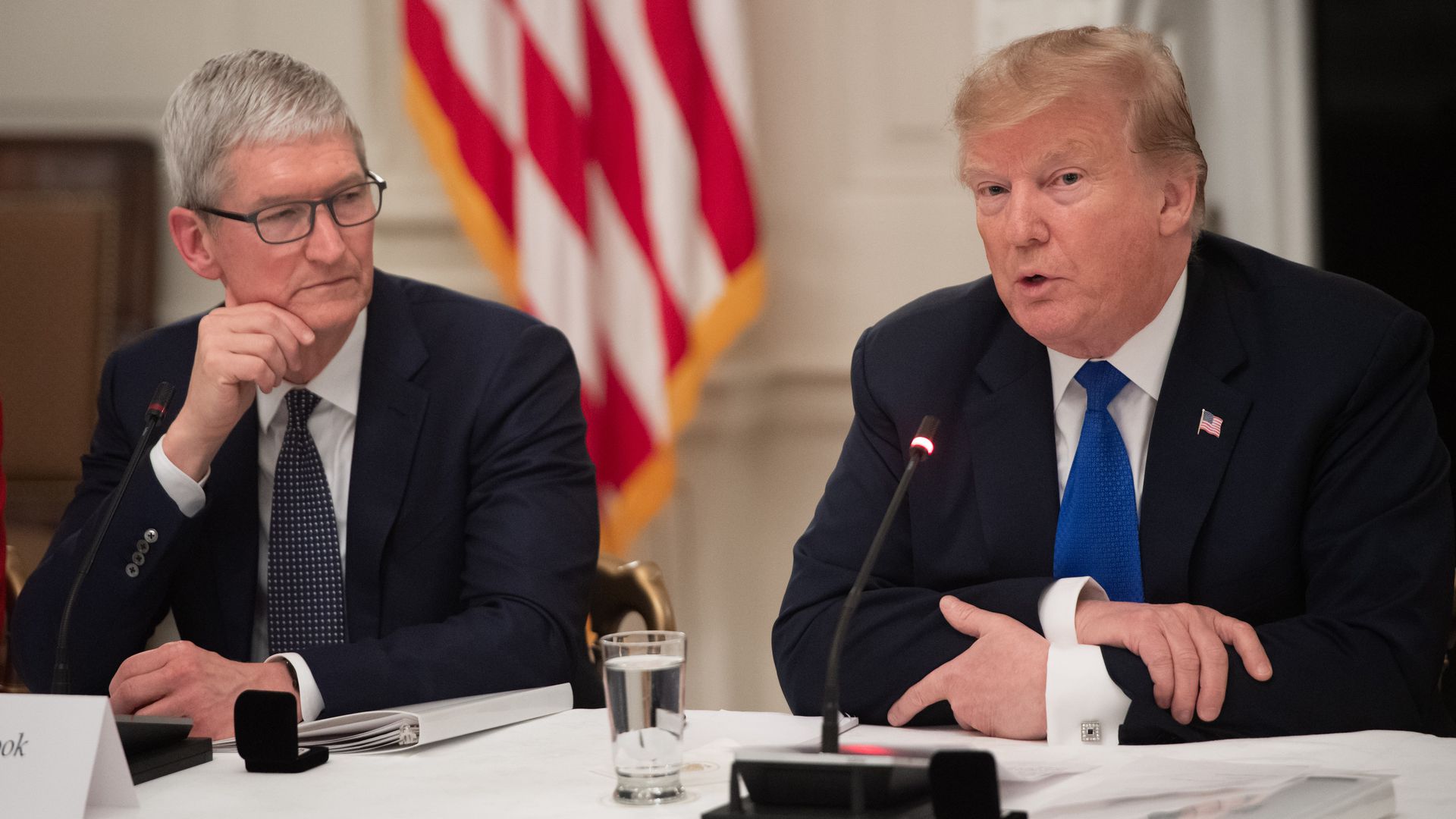 ترامب يتراجع عن فرض التعريفات الجمركية على Apple لمنافسة Samsung