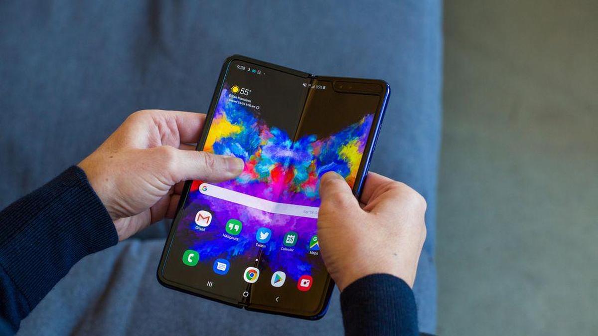 سامسونج تعمل على إصدار نسخة في متناول اليد من هاتف Galaxy Fold