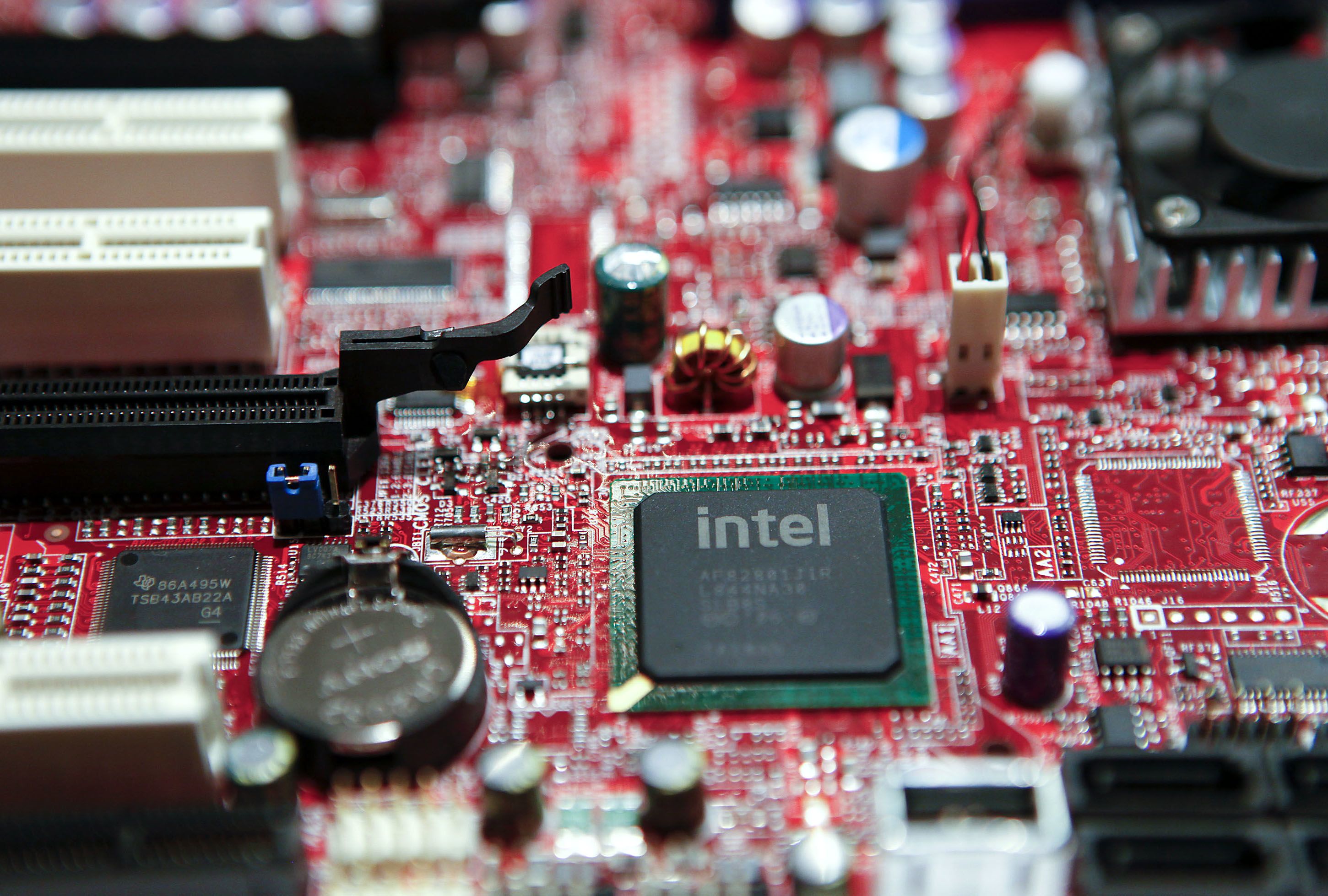 شركة intel ترفع دعوى ضد مجموعة استثمار فورتريس بسبب الاحتكار
