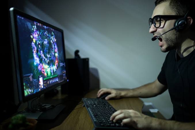حول شغفك ب Fortnite وغيرها من الألعاب إلى مهنة تعليمية الآن! Tutor House Gaming