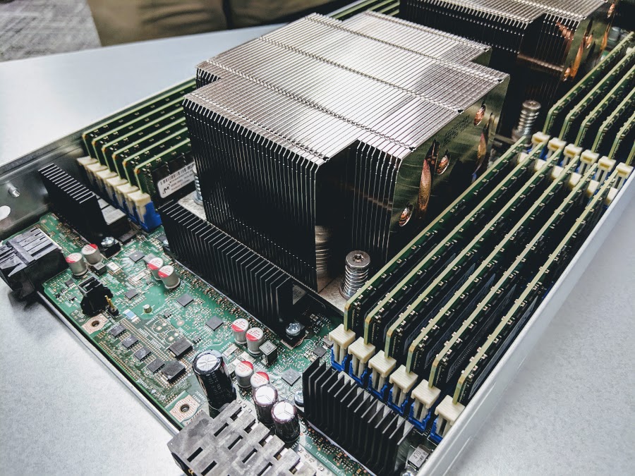 معالج Intel Xeon Platinum9282 بـ 56 نواة يحطم EPYC Rome 7742