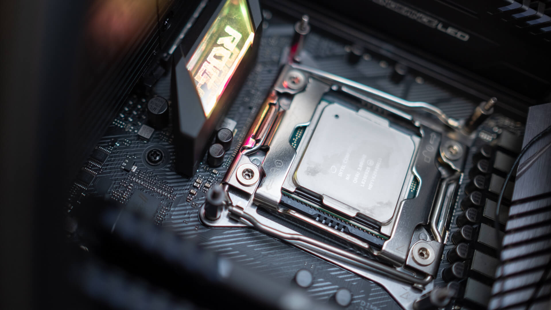 تسريب مواصفات ونتائج الإختبار لمعالج Xeon W-10885M لمحطات العمل!