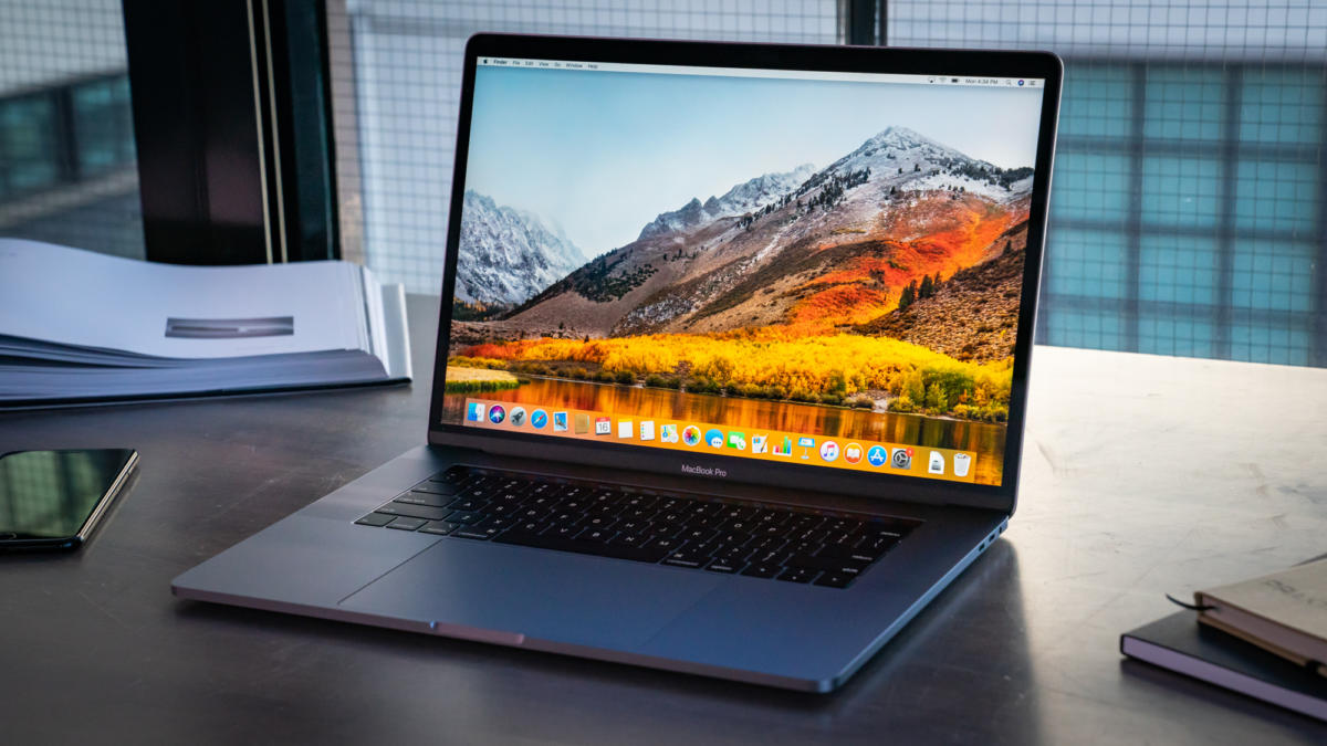 أبل تحذر من إغلاق أجهزة MacBook بغطاء على الكاميرا!