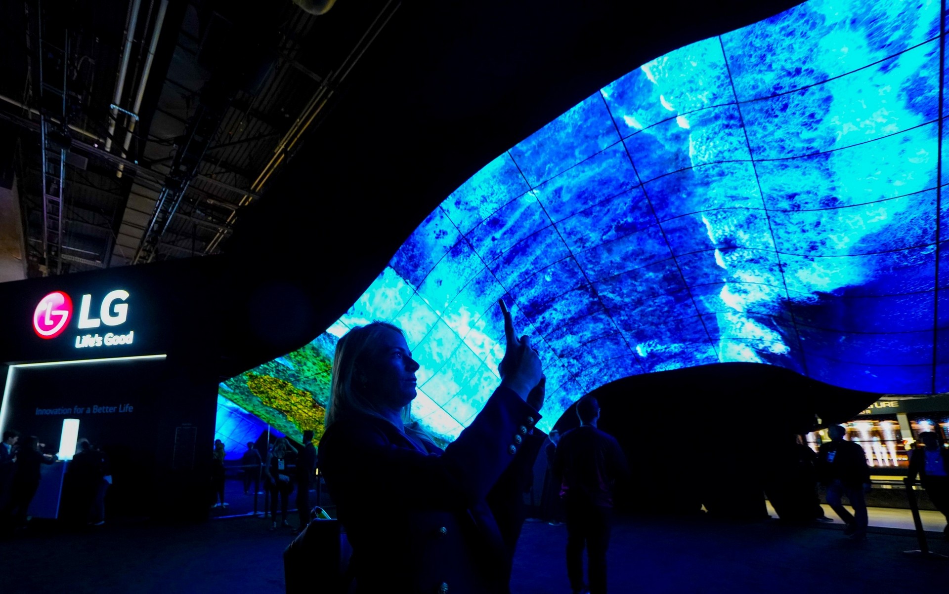 إل جي تذهل زوّار CES20 بتقنية OLED من خلال منصتي "ويف" و"ذا فاونتين"