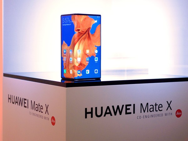 هواوي تبيع 100 ألف وحدة من هاتفها القابل للطي Mate X شهريا