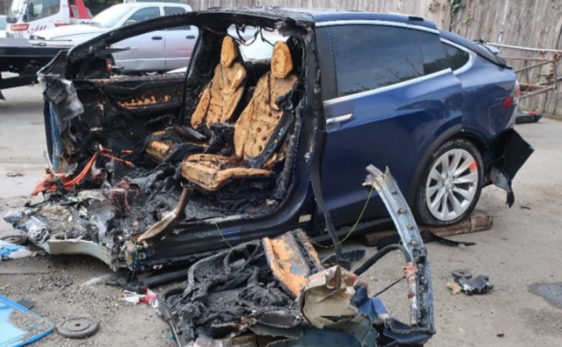 مالك سيارة تسلا يلقى حتفه في حادث مروع أثناء لعبه على هاتفه المحمول