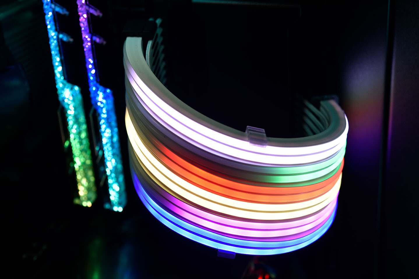 Lian Li STRIMER PLUS هو الجيل التالي لكابلات مزودات الطاقة بإضاءة RGB
